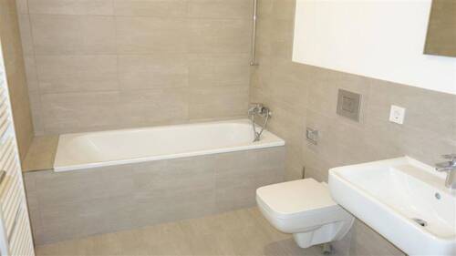 Modernes Bad mit Wanne - 