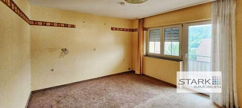 OG Schlafzimmer mit Balkon.jpg - 