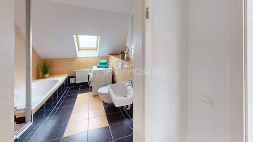 Tageslichtbad mit Wanne und Dusche - 