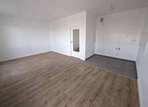 Wohnzimmer mit offener Küche (Referenzfoto) - Erstbezug nach Sanierung - 2-Zimmer-Wohnung mit Balkon
