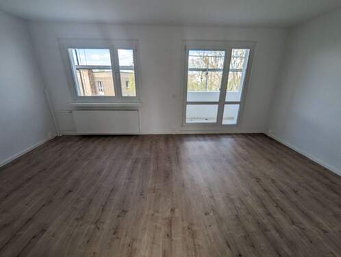 Wohnzimmer mit Balkon (Referenzfoto) - 2 Zimmer Etagenwohnung in Halle (Saale)