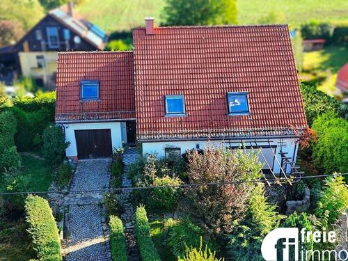Blick auf Haus mit Umfeld - 