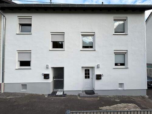 Frontansicht Haupteingang li. Doppelhaushälfte - Renovierte Doppelhaushälfte bezugsfertig inkl. Küche