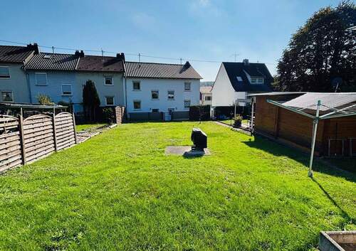Gartenansicht mit Blick aufs Haus - Doppelhaushälfte mit 80,00 m² in Neunkirchen zum Kaufen