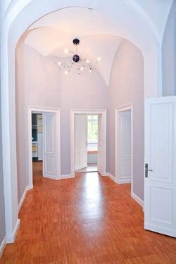 Flur mit Spitzbögen - 