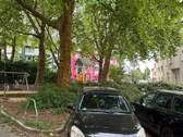 Spielplatz und Stellplätze vor den Häusern - 
