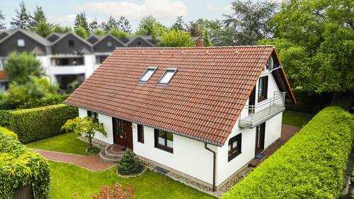 Frontansicht des Hauses und Vorgarten - 