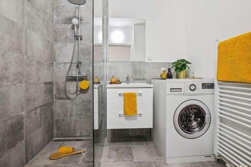 Badezimmer mit Dusche - Bezugsfertige, barrierearme 4-Zimmer Wohnung, SB-Eschberg - provisionsfrei vom Eigentümer