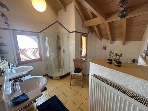 Masterbad im Dachgeschoss mit Dusche und... - 