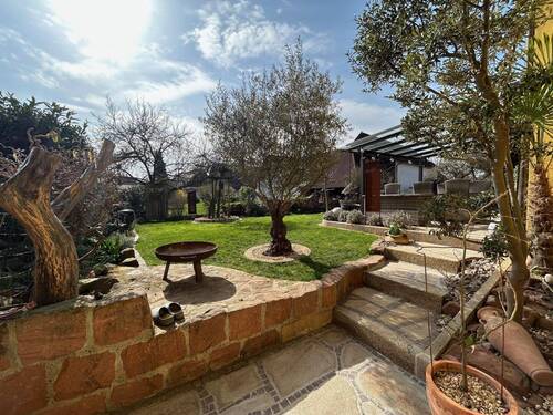 Blick zum überdachten Freisitz und... - 