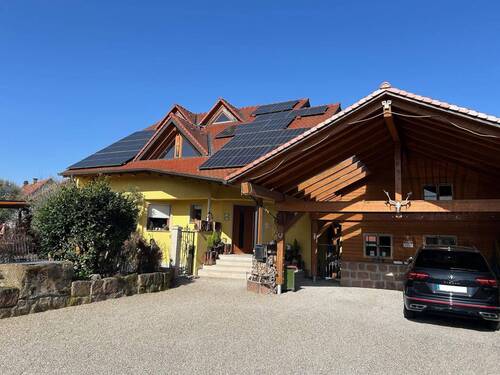 Hauseingang mit Carport - 7 Zimmer Einfamilienhaus in Willstätt
