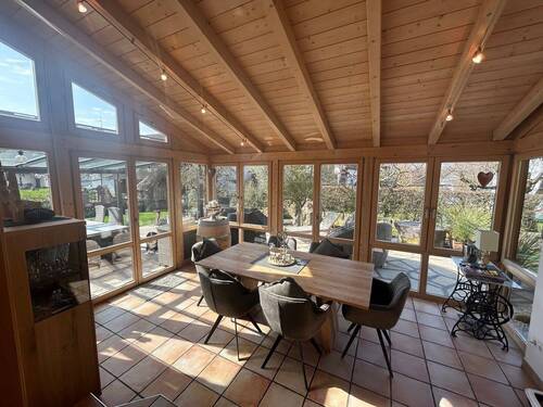 angrenzenden Esszimmer im Wintergarten und Ausgang zur... - 