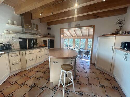 Moderne Küche mit Zugang in den Wintergarten. - 