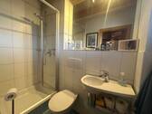 Dusche mit WC im Erdgeschoss - 