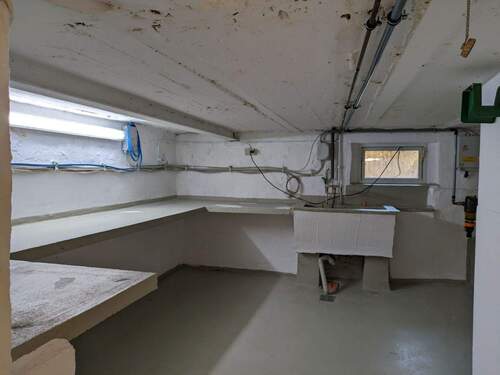 Keller mit Anschluss für Waschmaschine u. Trockner - 