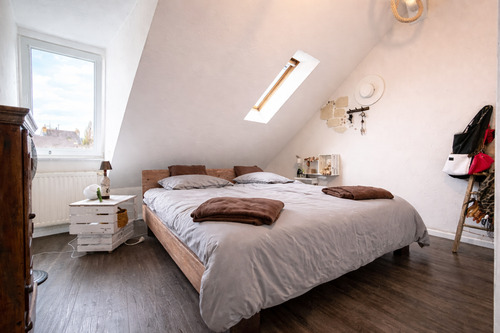 Gemütliches Dachgeschoss-Schlafzimmer bei Tageslicht - 