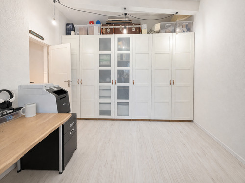 Heller, minimalist Arbeitsraum mit Stauraum - 