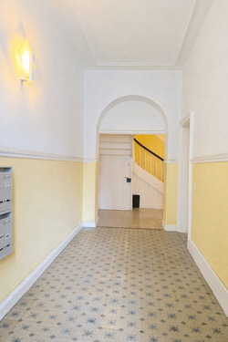 Heller Flur mit gelbem Treppenhaus - 