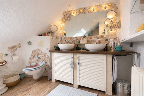 Helles Badezimmer im Dachgeschoss - 