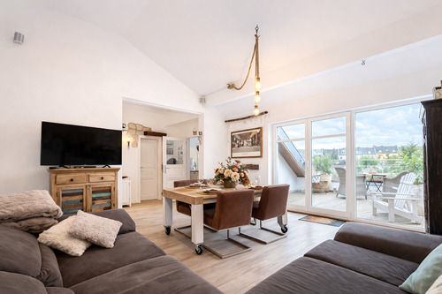 Helles Wohnzimmer mit Essbereich - 