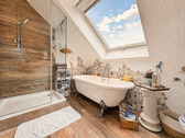 Helles, gemütliches Bad im Dachgeschoss - 