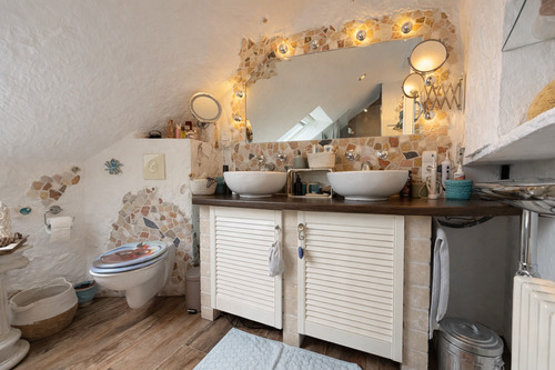 Badezimmer mit eleganter Mosaikuhr - 3 Zimmer Etagenwohnung in Bonn