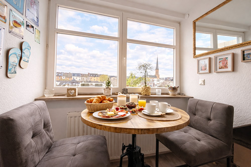 Gemütlicher Frühstücksbereich mit Stadtblick - 