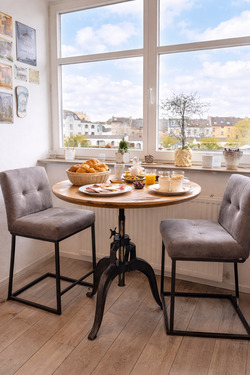 Gemütlicher Frühstückstisch mit Ausblick - 