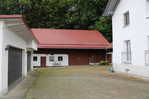 Einfahrt mit Scheune & Garage - Bauernhaus, Landhaus mit 270,00 m&sup2; in Stühlingen zum Kaufen