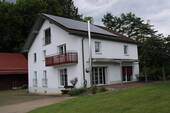 Wohnhaus mit Terrasse - 