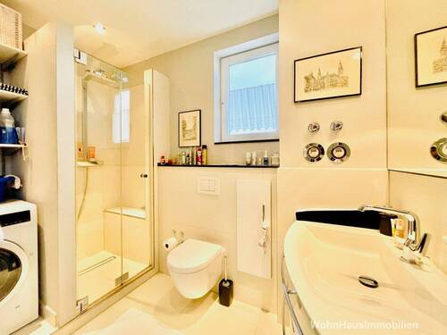 Das Bad mit großer Dusche - 