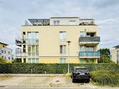 Die Terrasse über die ganze Breite, der Stellplatz davor - 