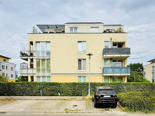 Die Terrasse über die ganze Breite, der Stellplatz davor - 