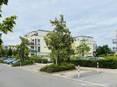Gebäudeensemble mit Stellplätzen - 