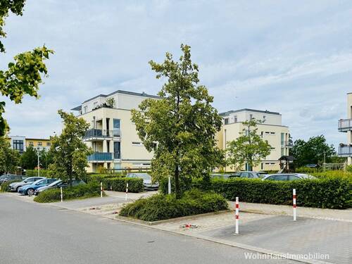 Gebäudeensemble mit Stellplätzen - 