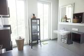 Badezimmer mit Dusche und Wanne - 
