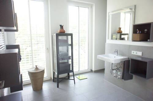 Badezimmer mit Dusche und Wanne - 