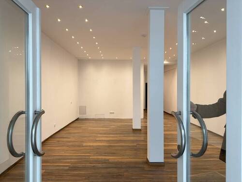 Eingang über Ladentür - 