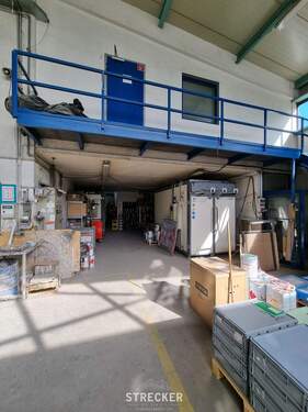 Lackiererei Büro im OG - 