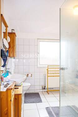 Badezimmer mit Fenster - 