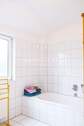 Badezimmer mit Wanne und Dusche - 