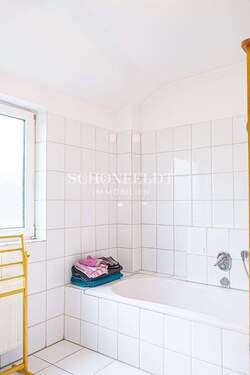 Badezimmer mit Wanne und Dusche - 