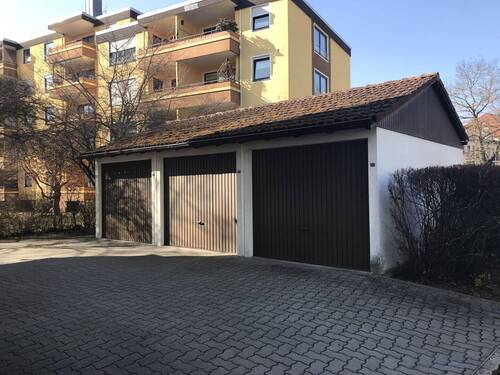 Garage zur Wohnung - 3 Zimmer Etagenwohnung zum Kaufen in Bayreuth