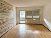 Wohnzimmer mit Zugang zum Balkon - Schöne 3 Zimmer Wohnung im 2. OG in ruhiger Lage in Kenzingen