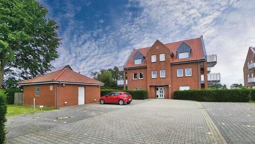 Südwest-Seite mit Parkplätzen - 