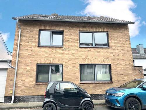 Hausansicht Vorderseite - 7 Zimmer Mehrfamilienhaus, Wohnhaus zum Kaufen in Neuss