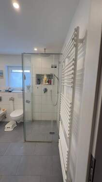 Bad mit Fenster, Wanne und Dusche - 