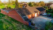 Luftbild - Vielseitig nutzbar: Wohnen und Gewerbe oder als Familienmodell - in zentrumsnaher Lage von Nenndorf!