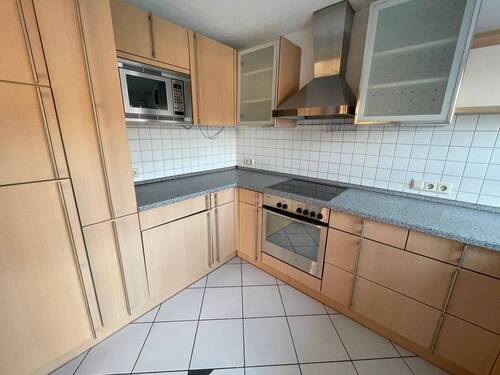 Geräumige Küche mit praktischer Einbauküche - 3 Zimmer Etagenwohnung in Kenzingen