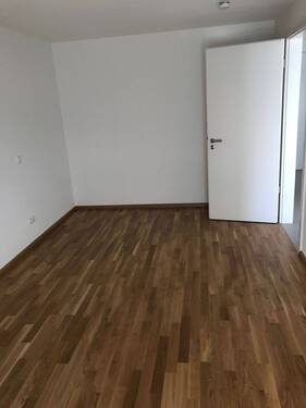 Leeres Wohnzimmer mit Parkett - Hochwertige 2-Zimmer- Wohnung in Lörrach